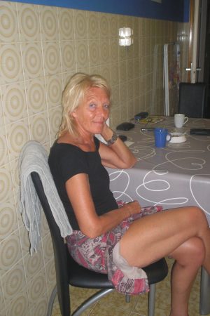 Café en terrasse et rires Sabrina - rencontre-Cougar-Valence